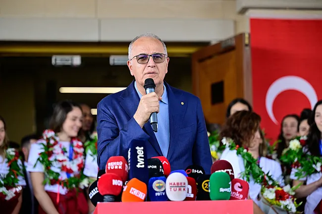 sampiyon-a-milli-kadin-voleybol-takimi-yurda-dondu-1785158418591.jpeg