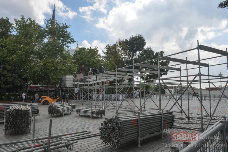 Εικόνες της τελευταίας στιγμής και όλες οι εξελίξεις από την Αγία Σοφία που προετοιμάστηκαν για την προσευχή της Παρασκευής