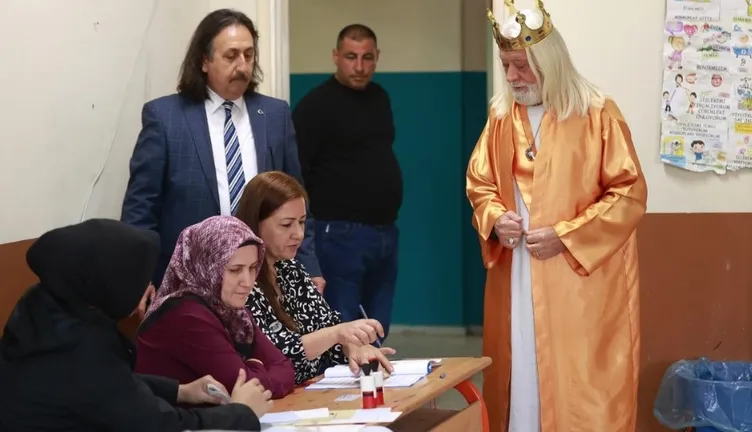 Sandıktan renkli görüntüler: Kral ve astronot kostümüyle geldiler