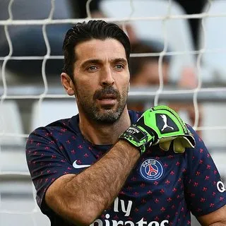 Buffon bombası!