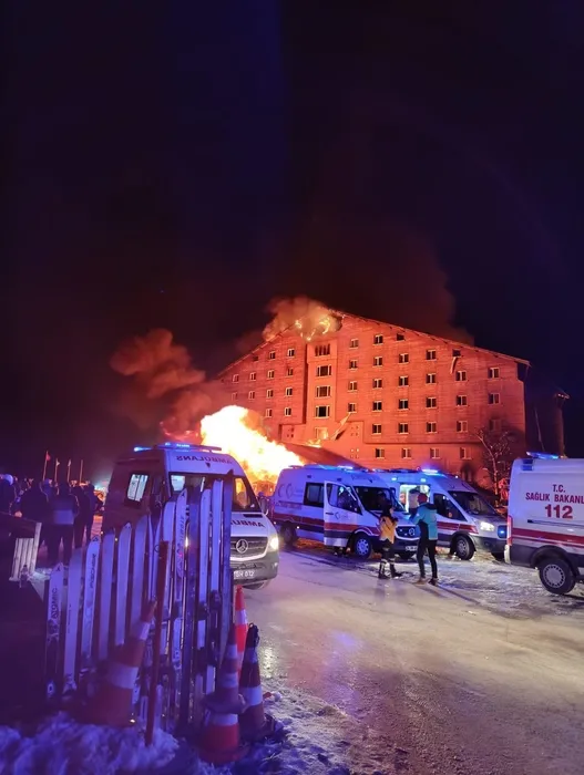 Restoran görevlisi gençler o anları SABAH gazetesine anlattı Hemşire kadın kendisini 10. Kattan aşağı bıraktı