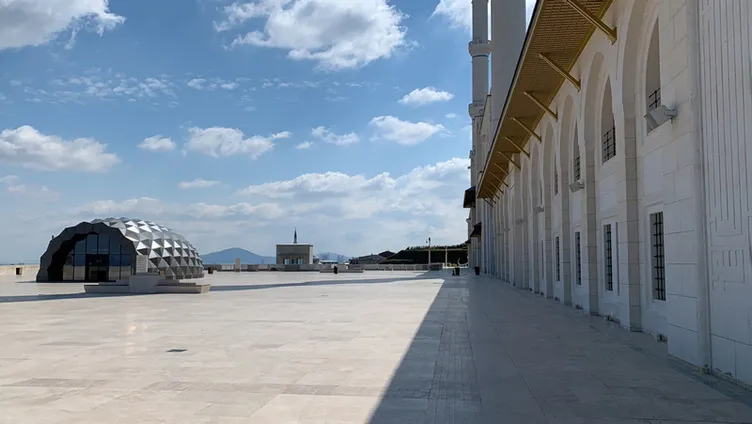Koronavirüs tedbiriyle cuma namazında camiler bol kaldı