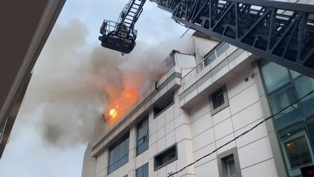 SON DAKİKA… İstanbul Ataşehir’deki otelde yangın: Alevler tüm çatı katını sardı SON DAKİKA… İstanbul Ataşehir’deki otelde yangın: Alevler tüm çatı katını sardı