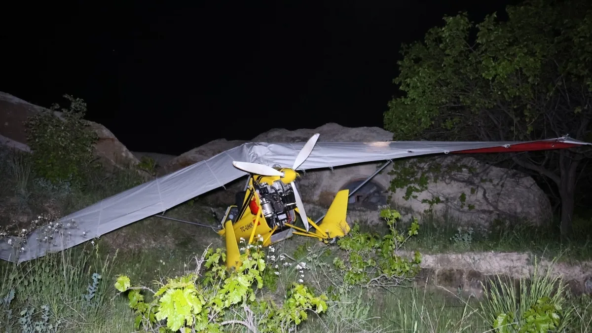 Kapadokya’da facianın eşiğinden dönüldü: Arızalanan microlight vadiye acil iniş yaptı Kapadokya’da facianın eşiğinden dönüldü: Arızalanan microlight vadiye acil iniş yaptı