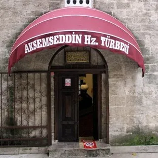Türbede tepki çeken görüntü: Fransız tentesi...