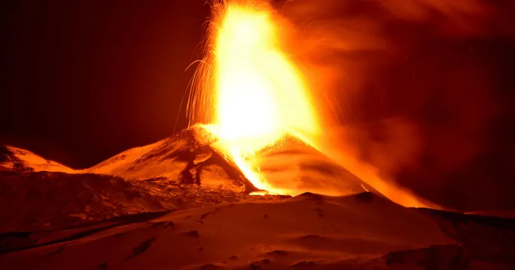 İtalya’da Etna Yanardağı faaliyete geçti