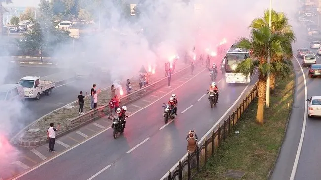 Trabzonspor taraftarı takımını şampiyon gibi uğurladı