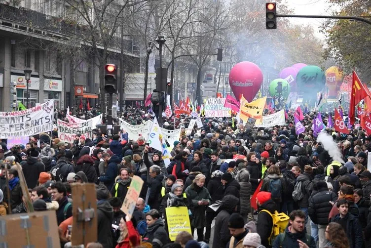 Paris'te polisten göstericilere sis bombasıyla müdahale