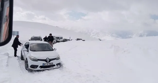 Kar nedeniyle yolda kalanlar kurtarıldı