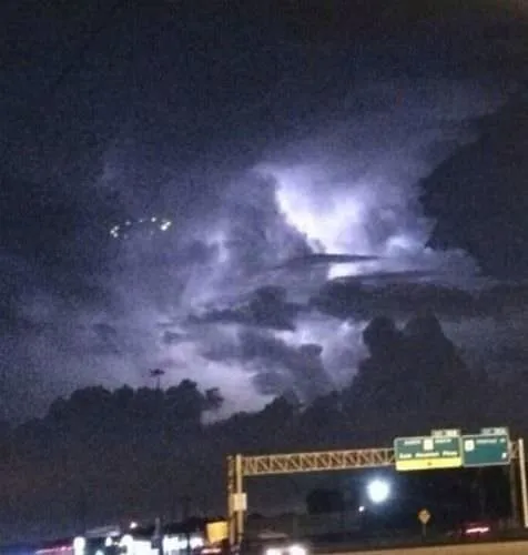 Fırtına ortasındaki cisim UFO mu?