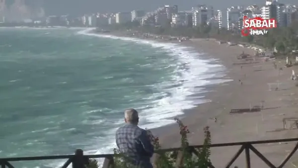 Antalya'da fırtına uyarısını duyan eşsiz manzara için sahile koştu | Video