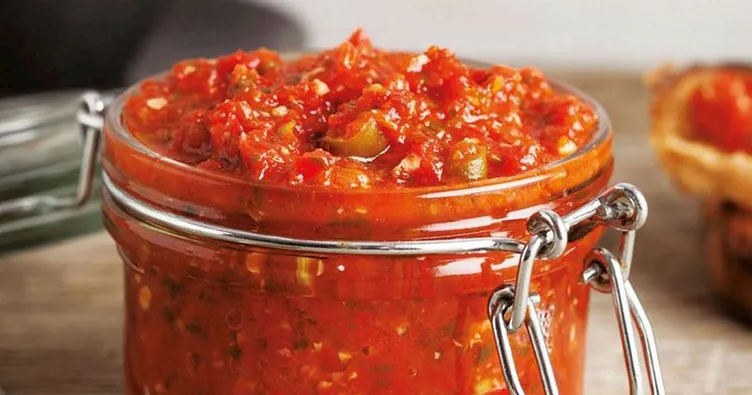 Kebap ve et yemeklerinin nefis mezesi acılı ezme tarifi: Acılı ezme nasıl yapılır?