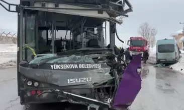 SON DAKİKA | Hakkari'de otobüs ile minibüs çarpıştı! 18 yaralı #hakkari