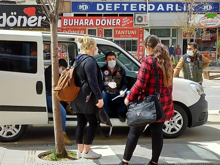 Son dakika: 14 yaşındaki kızıyla caddede gezen anneden şoke eden koronavirüs tepkisi!