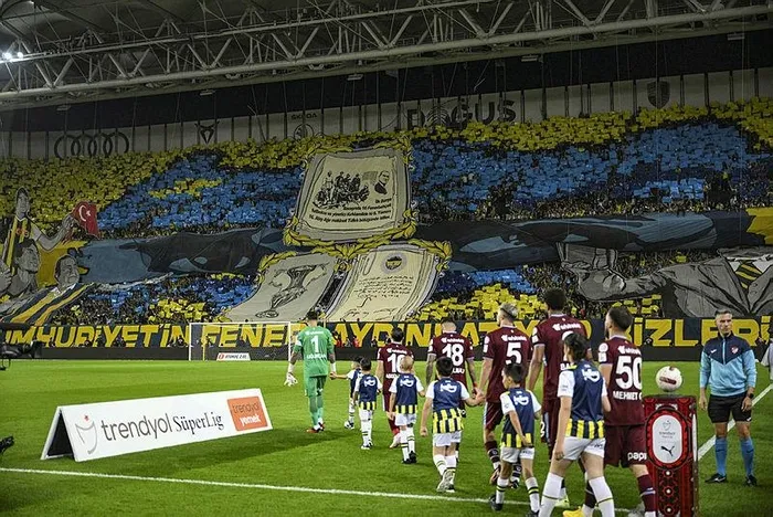fenerbahce-taraftarindan-trabzonspor-macinda-koreografi-1699119397903.jpeg