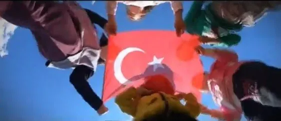 cevre-ve-sehircilik-bakanligindan-deprem-bolgesinde-23-nisan-senligi-sevgiyle-kurulan-sehirlerimizde-bayram-va-1745307081488.jpg