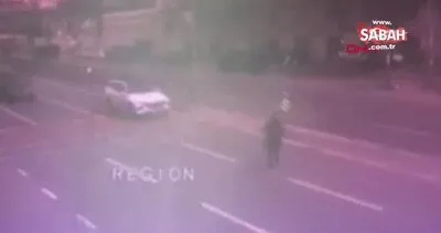 Beyoğlu’nda makas attığı öne sürülen otomobil önce yayaya sonra araçlara çarptı | Video