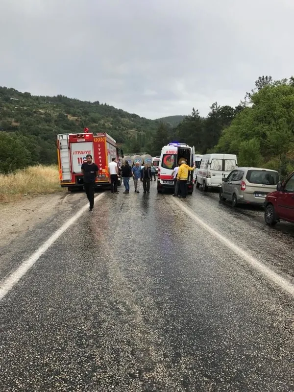 son-dakika-balikesirde-feci-kaza-minibus-ile-tanker-carpisti-6-olu-15-yarali-1654943736581.jpg