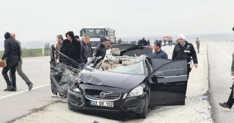 Otomobil TIR’a çarptı: 3 ölü, 3 yaralı