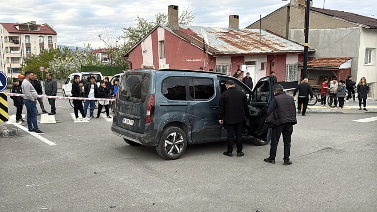 Sivas’ta iki aracın karıştığı kazada 7 kişi yaralandı Sivas’ta iki aracın karıştığı kazada 7 kişi yaralandı