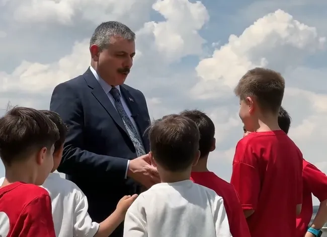 icisleri-bakanligindan-milli-takima-destek-klibi-bakan-ciftci-de-kamera-karsisina-gecti-haydi-bizim-cocuklar-t-1781863441014.jpg