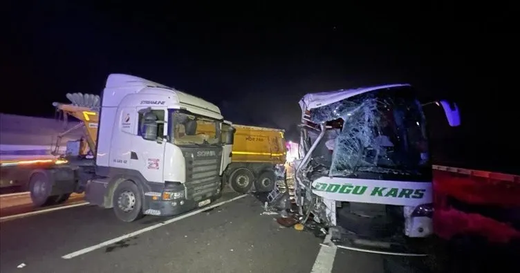 Anadolu Otoyolu’nda feci kaza! Tır ile yolcu otobüsü çarpıştı: 18 kişi yaralandı