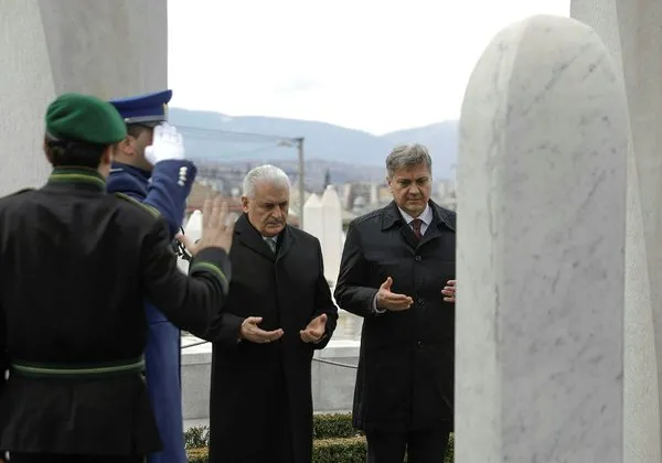 Başbakan Binali Yıldırım Bosna Hersek'in ilk Cumhurbaşkanı İzzetbegoviç'in kabrini ziyaret etti