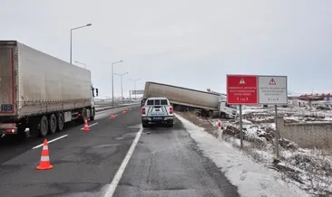 Kars-Ardahan kara yolunda gizli buzlanma alarmı: TIR yoldan çıktı!