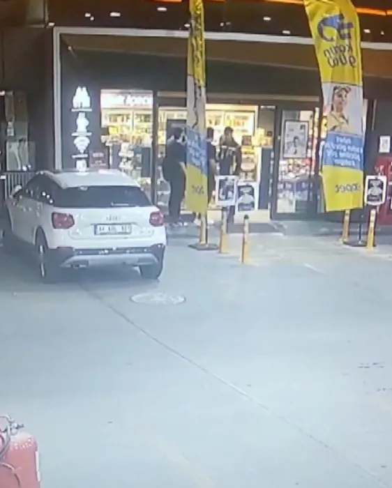 Akaryakıt istasyonunda bayıltan dayak! Dakikalarca dövülen gencin babası isyan etti: Vicdanınız yok mu...