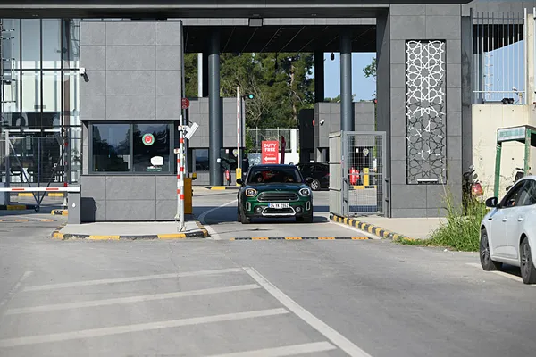 yunanistanda-grev-krizi-araclar-kapikuleye-yonlendirildi-gurbetciler-saatlerce-bekledi-1785136547954.jpg
