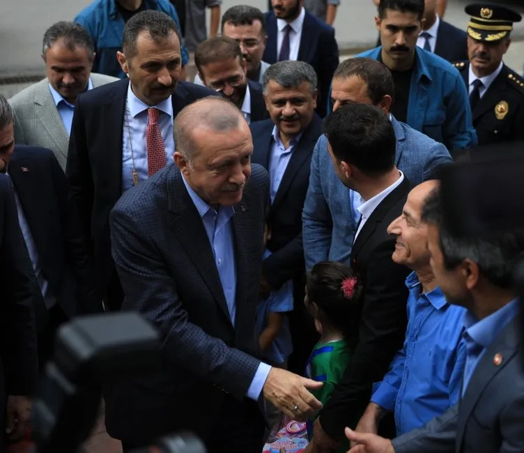 Başkan Erdoğan'a Rize ve Trabzon'da vatandaşlardan yoğun ilgi