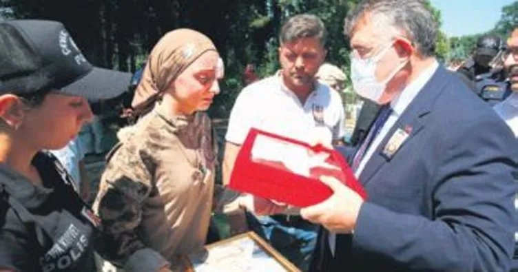 O bayrak eşine teslim edildi