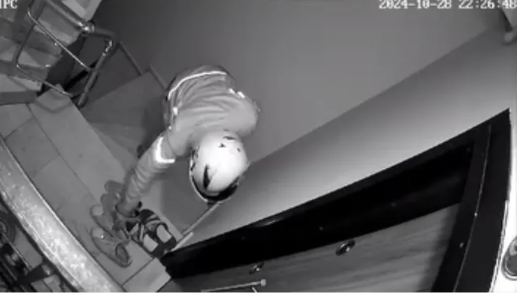 Kuryeden inanılmaz hareket! İstanbul’da kaydedilen görüntüler şoke etti!