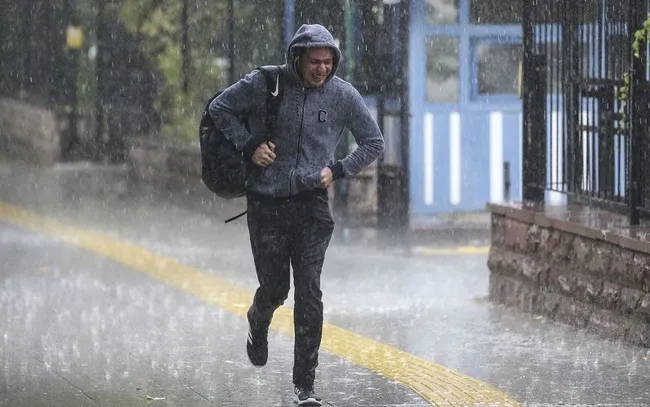 son-dakika-haa-durumu-uyarisi-meteorolojiden-11-ile-sari-kodlu-alarm-cok-kuvvetli-saganak-ve-firtina-geliyor-h-1770876224433.jpg
