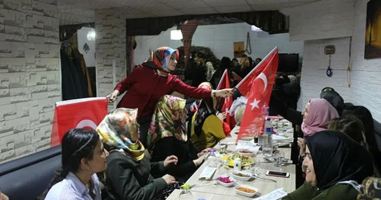 Çalışan kadınlara Türk bayrağı ve karanfil dağıtıldı