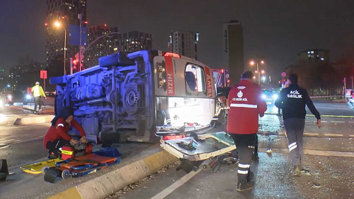 Kartal’da ambulans takla attı: 3 kişi yaralandı Kartal’da ambulans takla attı: 3 kişi yaralandı