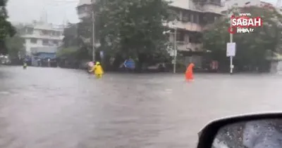 Mumbai’de şiddetli yağış sokakları göle çevirdi, evleri su bastı | Video