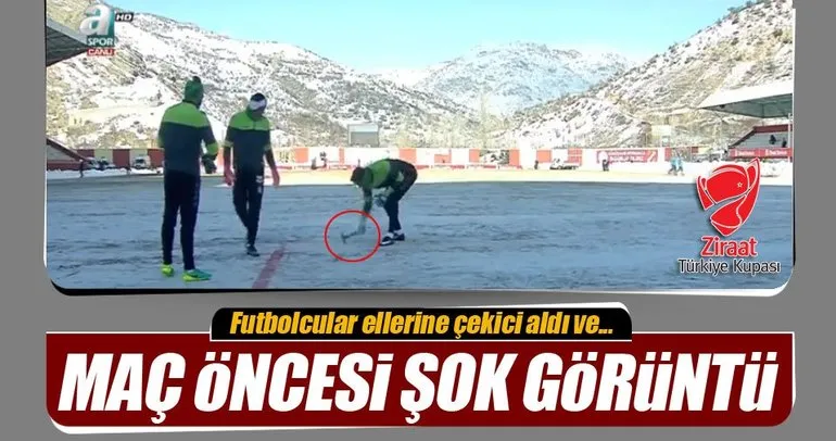 Konyasporlu futbolcular sahayı çekiçle temizlediler!