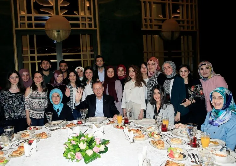 Cumhurbaşkanı Erdoğan Külliye’de gençlerle sahur yaptı