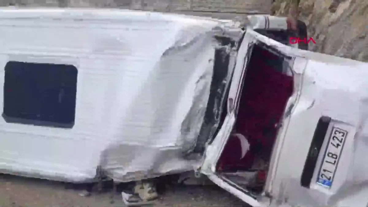 Hakkari – Çukurca kara yolunda minibüs takla attı: 5 yaralı | Video videosunu izle Hakkari – Çukurca kara yolunda minibüs takla attı: 5 yaralı | Video videosunu izle