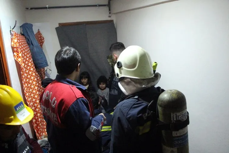 Balyozla kapıyı kırıp, gaz kaçağı olan evdeki Afgan anne çocuklarını kurtardılar