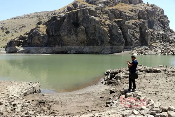 Baraj suları çekilince... Tarihi köy ortaya çıktı!