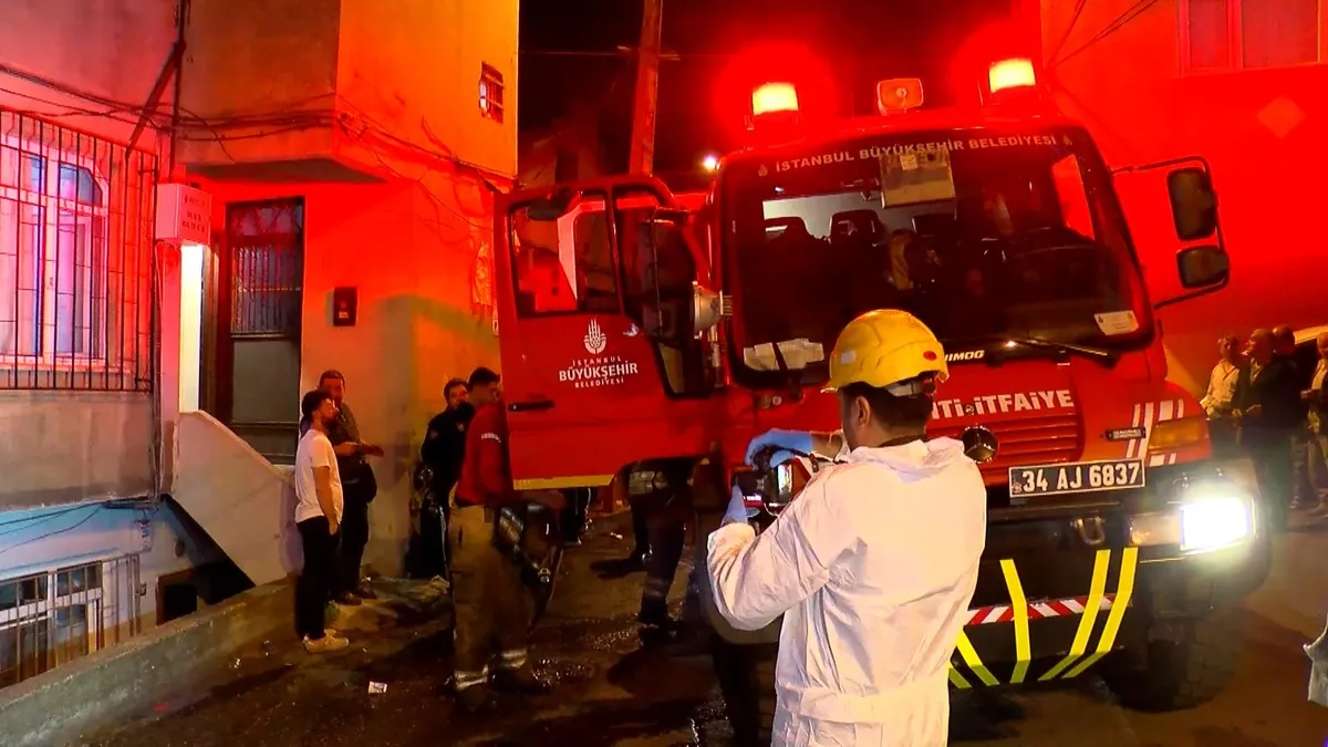 Eyüp’te 3 katlı binada yangın: 2’si çocuk 4 yaralı Eyüp’te 3 katlı binada yangın: 2’si çocuk 4 yaralı