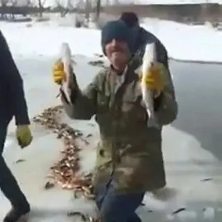 Buz tutan derede balık avı bereketli oldu