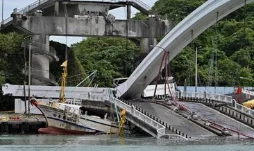 Tayvan’da köprü çöktü! Araçlar suya gömüldü...