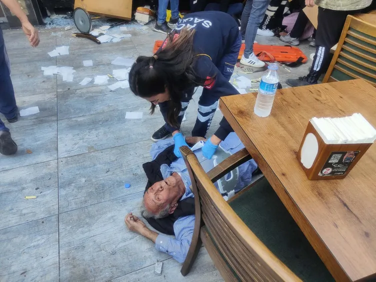 Aydın’da katliam gibi kaza! Kontrolden çıkan araç kafeye daldı: 1 ölü 3 yaralı!