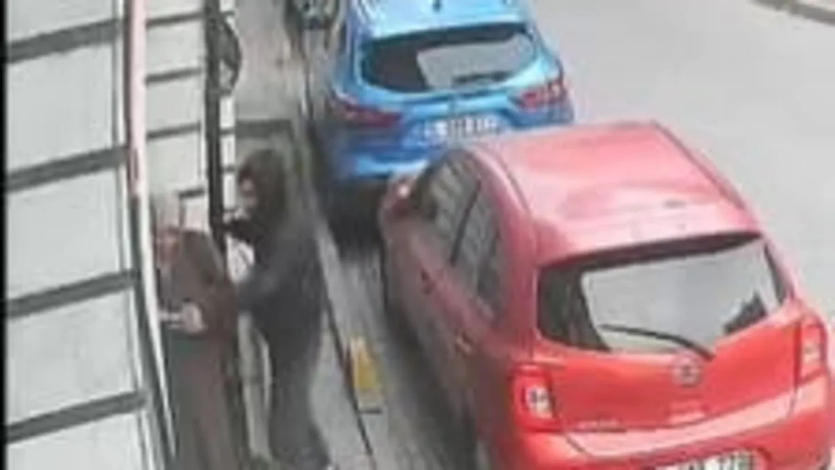 Sokaktaki kadının telefonunu çaldı