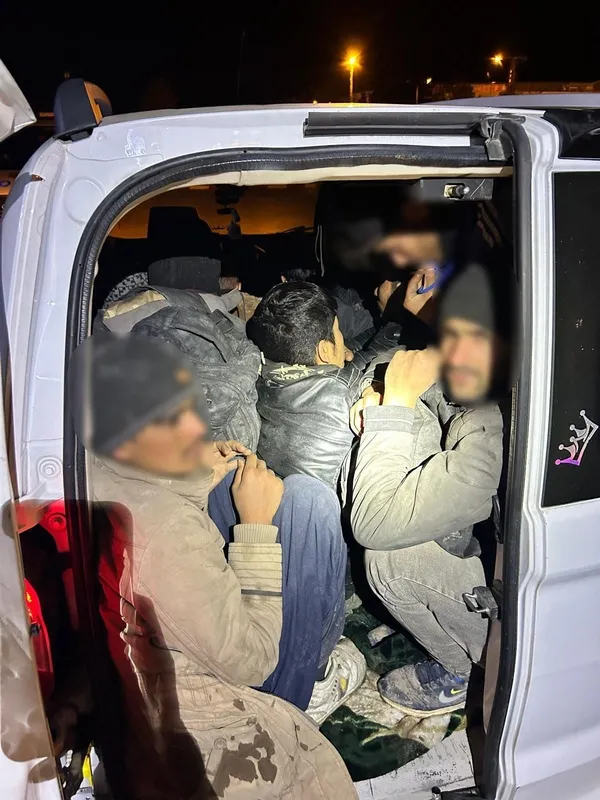 igdirda-duzensiz-gocmen-operasyonu-12-gocmen-ve-2-organizator-yakalandi-1765720189297.jpg