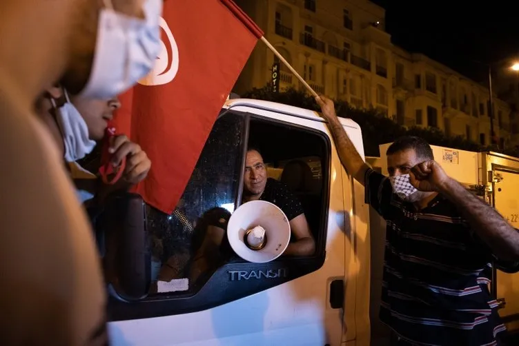 Son dakika: Tunus'ta darbe girişimi! Cumhurbaşkanı askerle birlikte darbe yaptı!