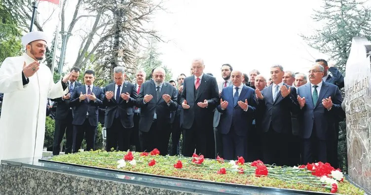Alparslan Türkeş’in mezarına ziyaret